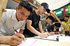 Visitors fill in their résumé at a job fair for international students hosted by North Gyeongsang in August. The province announced on Tuesday that it will work with local universities to offer internships and Korean learning programs for international students. [NEWS1]