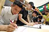 Visitors fill in their résumé at a job fair for international students hosted by North Gyeongsang in August. The province announced on Tuesday that it will work with local universities to offer internships and Korean learning programs for international students. [NEWS1]