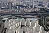 View of an apartment complex in Jamsil, southern Seoul, on June 9. The neighborhood is one of the most popular in Seoul. The government recently announced that in July it will investigate individuals who have registered housing rental businesses. [YONHAP]