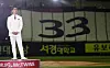 Park Yong-taik stands on a podium during a ceremony to mark his retirement at Jamsil Baseball Stadium in southern Seoul on Sunday. [NEWS1]