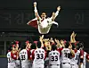 Park Yong-taik is thrown in the air during a ceremony to mark his retirement at Jamsil Baseball Stadium in southern Seoul on Sunday. [NEWS1]