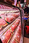 Korean beef, or hanwoo, is on display at Majang Meat Market in eastern Seoul, Monday. The government is expanding the meat supply ahead of the Lunar New Year, increasing the supply of beef to 18,700 tons, up 43.8 percent compared on year, and pork supply to 67,200 tons, up 51 percent. [YONHAP]