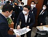United Future Party Rep. Kim Sung-won, second from left, submits the party's assignments of lawmakers to standing committees at the National Assembly on Monday. The main opposition party ended its three-week boycott of the legislature. [YONHAP]