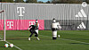 Bayern Munich's Manuel Neuer trains ahead of a Bundesliga match against Mainz 05 on Saturday. [ONE FOOTBALL]