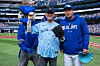 Seoul Mayor Oh Se-hoon, left, and Toronto Blue Jays pitcher Ryu Hyun-jin take a photo together after Oh threw the ceremonial first pitch for the baseball game against the Boston Red Sox at Rogers Centre in Canada on Saturday. [TORONTO BLUE JAYS]