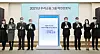 Woori Financial Group Chairman Son Tae-seung, fifth from left, Woori Bank CEO Kwon Kwang-seok, sixth from left, and related officials, including outside directors of the financial group pose for a photo to commemorate the second anniversary of the foundation of Woori Financial Holdings at the group's headquarters in Jung District, central Seoul, on Monday. Son asked related companies to strive for digital innovation, business efficiency and to bolster synergies between subsidiaries during the commemoration ceremony. [WOORI FINANCIAL GROUP]