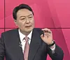 Presidential election candidate Yoon Suk-yeol speaks during a televised debate on MBN on Oct. 1. On his palm is written a Chinese character for 'king.' [YONHAP]