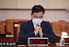 Prosecutor General nominee Kim Oh-soo waits for the afternoon session of his confirmation hearing to start on Wednesday at the National Assembly.  [YONHAP]