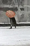 ″Red Umbrella″ (1958) [SAUL LEITER FOUNDATION]