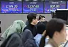 Screens in Hana Bank's trading room in central Seoul show the Kospi closing at 2,576.20 points on Tuesday, down 0.58 percent, or 15.11 points, from the previous trading session. [YONHAP]