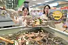 Models present crabs at a Nonghyup Hanaro Mart on April 2. [NONGHYUP DISTRIBUTION]