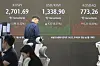 A screen in Hana Bank's trading room in central Seoul shows the Kospi closing at 2,701.69 points on Friday, down 0.22 percent, or 5.98 points, from the previous trading session. The Kosdaq dropped 0.03 percent, or 0.21 points, to 773.26. [YONHAP]