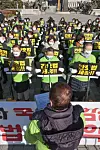 Members of the Korean Nurses Association hold a rally after shaving their heads, calling for the enactment of the Nursing Act to improve their work conditions near the presidential office in Yongsan District, central Seoul Wednesday. [YONHAP]