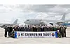 Defense Minister Suh Wook, center, poses Sunday with a team of the Air Force dispatched to the Gulf of Aden to evacuate the sailors of the Cheonghae Unit, where mass outbreaks took place in their ship. [AIR FORCE]