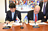 Seoul Guarantee Insurance CEO Yoo Kwang-yeol, left, and Inter-American Development Bank (IDB) President Ilan Goldfajn sign a memorandum of understanding at the IDB headquarters in Washington D.C. on Tuesday. [SEOUL GUARANTEE INSURANCE]