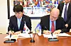 Seoul Guarantee Insurance CEO Yoo Kwang-yeol, left, and Inter-American Development Bank (IDB) President Ilan Goldfajn sign a memorandum of understanding at the IDB headquarters in Washington D.C. on Tuesday. [SEOUL GUARANTEE INSURANCE]