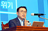 Cho Yong-byoung, Shinhan Financial Group chairman in announcing the banking group second half business plan in July at the bank's headquarters in Seoul. Cho on Nov. 15 announced a plan of carbon neutrality by 2050, the first financial group to do so in East Asia. [NEWS1]