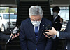Gyeonggi Gov. Lee Jae-myung bows in gratitude to his supporters in front of the Gyeonggi Provincial Office in Suwon, Gyeonggi, on Thursday after the Supreme Court acquitted him of violating the election law, allowing him to remain in office. [YONHAP]