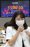 Seoul's main bourse hit an all-time high Thursday of 3,286.10, up 0.3 percent from the previous trading day. The Kospi also reached a new record intra-trading level, 3,292.27. [YONHAP]