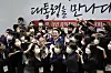 President Yoon Suk-yeol, center, poses for a commemorative photo with young officials at the Sejong government complex in Sejong Thursday. [YONHAP]