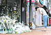 A woman prays for the young man, who lost his life after being attacked randomly by 33 year-old Cho Sun in Silim-dong last month. An assault and rape case occured at a park in the same neighborhood despite increased police presence. [YONHAP]