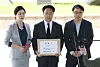 Officials of the ruling Democratic Party and its satellite offshoot Citizen Party enter the Seoul Southern District Prosecutors' Office on Wednesday to file a criminal complaint against Yang Jung-suk, a lawmaker-elect recently expelled by the Citizen Party over allegations of election law violations. YONHAP