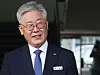 Gyeonggi Governor Lee Jae-myung smiles on Thursday at a press conference outside the Gyeonggi Provincial Government office building, after the Supreme Court acquitted him of an election law violation charge. [YONHAP]