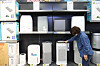 A customer shops for an air purifier at a big retailer in downtown Seoul as an extraordinarily severe yellow dust storm from northern China and Mongolia blanketed Korea on Monday. [YONHAP]
