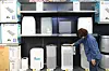 A customer shops for an air purifier at a big retailer in downtown Seoul as an extraordinarily severe yellow dust storm from northern China and Mongolia blanketed Korea on Monday. [YONHAP]