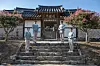 Staff donning hanbok (traditional Korean dress) greet guests coming to spend the night at Byeongsan Seowon in Andong, North Gyeongsang. [CHA]