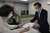 Rep. Lee Nak-yon of the Democratic Party submits his candidate application for the party's chairmanship election to a party official on Monday. [YONHAP]
