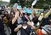 Supporters of Gyeonggi Governor Lee Nak-yon cheer outside the Supreme Court on Thursday after the top court acquitted him. [YONHAP]