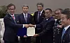 Korea Aerospace Industries CEO Kang Goo-young, left, shakes hand with Malaysian Defense Ministry Secretary General Dato’ Sri Muez bin Abd Aziz with the contract on delivering 18 FA-50M light combat aircraft at the Langkawi International Maritime and Aerospace Exhibition (LIMA) in Malaysia. Korean Defense Minister Lee Jong-sup, second from left, and Malaysian Defense Minister Dato' Seri Utama Haji Mohamad bin Haji Hasan, third from left, also attended the signing ceremony. [KOREA AEROSPACE INDUSTRIES]