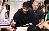 Thierry Henry signs an autograph at the Incheon International Airport on Sept. 12. [NEWS1]