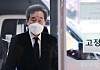 Chairman Lee Nak-yon of the ruling Democratic Party enters a funeral facility of a hospital in Seoul after his longtime aide was found dead in an apparent suicide amid the prosecution's investigation. [YONHAP]