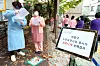 Staff members of nursing homes in Seongdong District, eastern Seoul, line up to be tested for Covid-19 on Friday. The district office has called on all staff members of nursing homes in the district to be tested regardless of if they have symptoms or not, as clusters of Covid-19 infections have recently been based in nursing homes. [NEWS1]