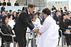 President Moon Jae-in, left, greets a victim's relative at acommemoration ceremony to mark the 40th anniversary of May 18, 1980 Gwangju Democratization Movement on Monday.  [YONHAP]