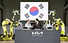 President Yoon Suk Yeol, center, and Hyundai Motor Group Executive Chair Euisun Chung, left, shake hands during a groundbreaking ceremony held in Hwaseong, Gyeonggi, on Tuesday [YONHAP]