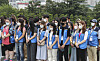 Visiting descendants of Korean War veterans on Wednesday pay their respects at the UN Memorial Cemetery in Busan, where some fallen soldiers are buried. Korea’s Ministry of Patriots and Veterans Affairs invited them to Korea from overseas. [YONHAP]