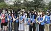 Visiting descendants of Korean War veterans on Wednesday pay their respects at the UN Memorial Cemetery in Busan, where some fallen soldiers are buried. Korea’s Ministry of Patriots and Veterans Affairs invited them to Korea from overseas. [YONHAP]
