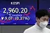 A screen at Hana Bank's trading room in central Seoul shows the Kospi closing at 2,960.2 points on Monday, down 9.07 points, or 0.31 percent, from the previous trading day. [NEWS1]