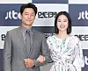 Actors Ji Jin-hee, left, and Kim Hyun-joo at an online press event to promote their series ″Undercover.″ [JTBC]