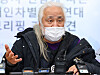 Park Kyoung-seok, head of the Solidarity Against Disability Discrimination, speaks during a meeting with reporters in Seoul on Wednesday. [YONHAP]
