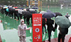 Applicants for jobs at SK Group are told to keep a distance from one another on Sunday while queuing up to enter a building at Seokyeong University in Seongbuk District, northern Seoul, to take a written test. [NEWS1]