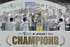 Ulsan Hyundai players celebrate winning the K League trophy after their last match of the season against Jeju United on Sunday at Munsu Football Stadium in Ulsan on Sunday. [YONHAP]
