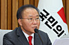 People Power Party floor leader Yun Jae-ok speaks at a meeting of the party's lawmakers at the National Assembly on Tuesday morning. [YONHAP]