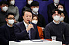 President Yoon Suk-yeol shares his views on the recent surge in drug crime cases in the country during a 100-minute televised meeting at the Yeongbin-gwan, also known as the State Guest House, on Thursday. Yoon said ″the country was drug-free a decade ago″ and pointed out that crimes were not efficiently addressed and the police were investigating the cases instead of prosecutors. President Yoon added that the falling price of drugs in the country is also a sign that the country has not been able to crack down on drug crimes effectively. [YONHAP]