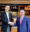 Miki Watanabe, left, chairman of Watami, and Yoon Hong-geun, chairman of Genesis BBQ, met at Watami Moonjeong branch in southern Seoul. [GENESIS BBQ]