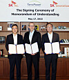 The heads of SK Inc. and TerraPower pose after signing an agreement at the heqduarters of SK Inc. in central Seoul on Tuesday. From left: SK Inc. VIce Chairman Jang Dong-hyun, SK Innovation CEO Kim Jun and TerraPower President and CEO Chris Levesque. [SK INC.]