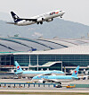An airplane takes off at Incheon International Airport on Monday. The number of passengers that took international flights operated by Korean air carriers increased sixteen-fold in the first quarter from a year earlier to 9.87 million, driven by a surge in demand amid border reopenings, government data showed. [YONHAP]